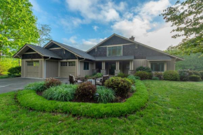 Fireside Retreat Hot Tub, Game Area, Fire Pit & Mountaintop Views!